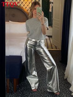 Metallic Pants Outfit, Silver Trousers, Silver Pants, Full Length Pants, Metallic Pants, Eve Outfit, New Years Eve Outfits, Looks Street Style, Spring Summer Outfits