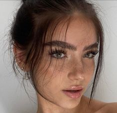 Natural Pretty Face, Round Face Aesthetic, Ig Picture Ideas, Pp Insta, Greta Kazaren, European Makeup, Round Face Makeup, Formal Makeup, Full Makeup