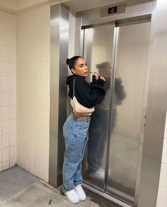 Winter Chill Outfits, Girls Fit, Fits Streetwear, Slay Outfits, Mode Zara, Outfit For Women, Streetwear Fits, Streetwear Hoodie, Foto Poses