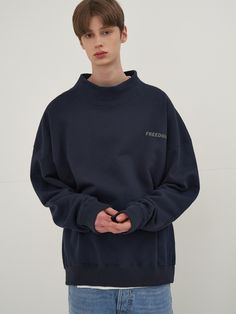 Editor's NotesV2’s sweatshirt gives casual look with turtleneck design and ‘freedom’ lettering print in chest.- Turtleneck sweatshirt- Oversized fit- Long sleeves- Ribbed cuffs- ‘Freedom’ lettering print in chest- Logo label in backMeasurements(in.)1(M) / 2(L)- Shoulder: 29.5in. / 30.3in.- Chest: 28.3in. / 29.1in.- Armhole: 11.8in. / 12.0in.- Sleeve: 25.2in. / 25.6in.- Length: 28.7in. / 29.1in.*Model Info: 6’ Top 100 Bottom 28 Fitting Size 2(L)Composition & Care- 100% Cotton- Dry clean recom Streetwear Funnel Neck Sweatshirt With Ribbed Collar, Urban Sweatshirt With Funnel Neck And Ribbed Cuffs, Streetwear Turtleneck Sweatshirt With Ribbed Cuffs, Streetwear Funnel Neck Sweater With Ribbed Cuffs, Funnel Neck Sweater With Ribbed Cuffs For Streetwear, Relaxed Fit Turtleneck Sweater For Streetwear, Streetwear Funnel Neck Top With Ribbed Cuffs, Cotton Turtleneck Sweatshirt For Streetwear, Streetwear Sweatshirt With Funnel Neck