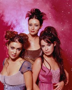 Witchy series CHARMED first premiered #onthisday in 1998! ..I'm sorry, I can't think of any witty quips, this hair is too distracting. 😂 Early 2000s Hairstyles, 2000s Hairstyles, Charmed Tv Show, Charmed Tv, Holly Marie Combs, Charmed Sisters, Holly Marie, Rose Mcgowan, Shannen Doherty