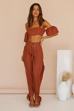 These are the BEST cute brown crop top outfits and crop top ideas for women, including crop top outfits summer and much more! These cute summer outfits 2022 trends women are great if you’re looking for fashion inspo for summer outfits for going out, or other dressy summer outfit ideas. Don’t miss out on these trendy casual summer outfits! Slow Days, Split Pants, Runaway The Label, Workout Crop Top