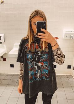 Winter T Shirt Outfit, Big T Shirt Outfits Winter, Oversized Tee Outfit Winter, Sheer Top Under Shirt Outfit, Western Grunge Outfits, Tshirt Over Long Sleeve Outfit, Grunge Western Style, Tshirt Outfit Ideas, T Shirt Outfit Ideas