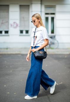 My Dream Spring Denim Aesthetic, in 15 Perfect Outfits Culotte Jeans Outfit, Spring Denim Outfits, Jeans And Sneakers Outfit, Denim Aesthetic, Wide Leg Jeans Outfit, Jeans Trend, Spring Denim, Trendy Swimwear, Outfit Jeans