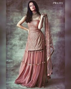 Kurti Poses, Gharara Designs, Lakshmi Statue, Orang India, Floral Skirt Outfits, Chique Outfit, Indian Outfits Lehenga, Gaun Fashion