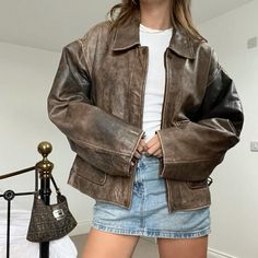 Biker Shorts Outfit, Elegante Casual, Mode Inspo, Brown Leather Jacket, Winter Fits, Leather Biker Jacket