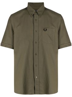 short-sleeve cotton shirt from FRED PERRY featuring khaki, cotton, embroidered logo at the chest, classic collar, front button fastening, chest patch pocket, short sleeves, turn-up cuffs and straight hem. Versace Outfit, Short Suit, Summer Beach Wear, Mens Green, Light Jacket, Shorts With Pockets, Sleeve Cotton, Jean Coat, Shirt Jacket