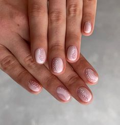 Simple Nails Round Short, Neutral Nail Patterns, Round Nails Nail Art, Subtle Fun Nails, Shirt Spring Nails, Neutral But Fun Nails, Short Nail Designs Neutral, Minimalist Manicure Short Nails, Cute Nails Short Simple