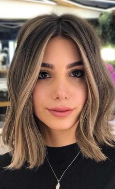 When we are in our 20s, we want to look mature and serious and when women are in 40s we want to look young... Shoulder Length Hairstyles, French Bob, Textured Bob, Highlights Brown Hair, Blonde Hair With Highlights, Short Hair Balayage, Brown Blonde Hair, Hair Colours