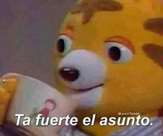 a stuffed giraffe holding a cup in it's hand with the caption, ta fuerte el asunto