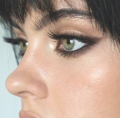 Makeup Hooded Eyes, Foundation Ideas, Alyssa Edwards, Makeup Looks For Green Eyes, Smokey Eyeliner, Black Smokey, Cat Eyeliner