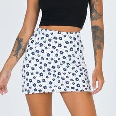 Never Worn Perfect Condition Trendy Fitted Floral Print Skort, Trendy Floral Print Spring Skort, Fitted White Floral Print Skort, Chic White Skort With Floral Print, Chic White Floral Print Skort, White Floral Print Skort For Day Out, Trendy White Floral Print Mini Skirt, York Outfits, New York Outfits