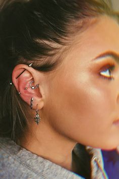 Industrial Piercing Idea Piercings That Go With Industrial, Ear Styling With Industrial, Industrial Piercing Inspiration, Ear Industrial Piercing, Unique Piercing, Guys Ear Piercings, Industrial Piercing Jewelry