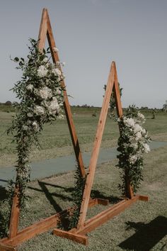 Triangle wedding ceremony arch with flowers, greenery wedding outdoors ceremony, outdoors wedding, Hacienda, Boda, arco, triangulo, ceremonia, flores Wooden Triangle Wedding Backdrop, Wedding Backdrop Triangle, Woodland Wedding Arch Ideas, Minimalist Flower Arch Wedding, Wooden Triangle Arch Wedding, Homemade Alter Wedding, Wooden Triangle Wedding Arch, Triangle Arches Wedding, Triangle Alter Wedding