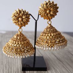 Stunning light weight antique gold Jhumkas now available on our site. A great go to pair of earrings to finish off any look✨✨✨ Visit us at www.aavarna.com Like us on FB: Aavarna #bridesmaid #indianwedding #wedding #jewelry #bollywood #indianfashion #shaadi #indianbride #hindubride #earrings #templejewellery #indianfashion #jhumka #fashion #jhumkas #temple #asianbride #onestopweddingshop #bridalwear #kundan #baju #traditional #stunning #instafashion #fashiontrend #aavarna #southindianfashion #ta Light Weight Gold Jumkhas, Jhumka Designs Antiques, Antique Jhumkas Gold Temple Jewellery, Jumka Design Gold Bridal, Light Weight Gold Buttalu, Jhumki Designs Gold Antiques, Light Weight Gold Earrings, Gold Jumkas, Temple Jewellery Jhumkas