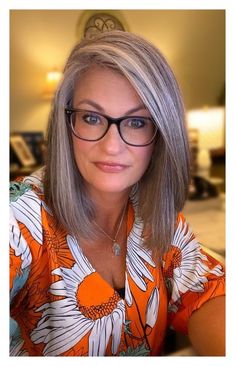 Very Long Bob, Textured Bob Hairstyles, Grey Hair And Makeup, Grey Hair Color Silver, Grey Blending, Grey Bob Hairstyles, Medium Length Wavy Hair, Straight Hair Cuts, Beautiful Gray Hair