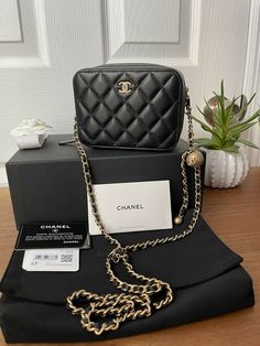 Chanel 22C Pearl Crush Purse-Vanity W. Chain Lambskin Black Gold Shoulder Bag High-end High Quality Travel Bags, Designer High-quality Rectangular Bags, Designer Rectangular Bags, High Quality Rectangular Formal Bags, High Quality Leather Rectangular Bag, High Quality Rectangular Leather Bag, High Quality Rectangular Bags For Formal Occasions, Elegant Travel Bags Of High Quality, High-quality Rectangular Leather Bag