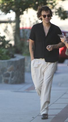 Harry Styles Summer Outfit, Harry Styles Outfits Inspiration Men, Harry Styles Street Style, Harry Styles Outfits, Street Style 2023, Outfits For Summer, Men's Dress Shirts, Mens Trendy Outfits