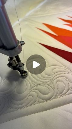 a video demonstrating how to sew on a quilt with the help of a sewing machine