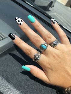 Country Nail Ideas Acrylic, Western Nails Medium Length, Diy Western Nails, White And Turquoise Nails Western, Lainey Wilson Nail Ideas, Cute Teal Nail Ideas, Oval Western Nails, Teal Country Nails, Stagecoach Nail Ideas