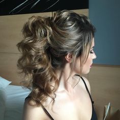 48+ Curly Ponytail Style Gif Cascade Ponytail, Cascading Ponytail, Medium Hair Ponytail, Curled Ponytail Hairstyles, Wedding Ponytail Hairstyles, Wedding Ponytail, Cute Ponytail Hairstyles, Marine Ball, Short Hair Ponytail