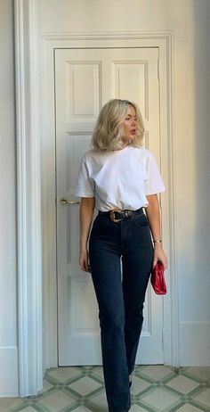 # FashionTrends#NewYork#fashionoutfits Curvy Petite Fashion Outfits, 40s Mode, Mode Chanel, Chique Outfits, Edgy Chic, Outfit Jeans, Looks Chic