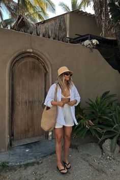 10 Outfits a los que les tienes que añadir una camisa abierta | Es la Moda Phillipines Vacation Outfit, Fuerteventura Outfit, Bali Looks, Thailand Beach Outfit, Outfits To The Beach, Cool Beach Outfits, Beach Wear For Women Outfits, Hawaii Trip Outfits, Outfit For Beach