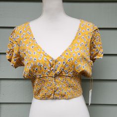 New With Tags Size Large 100% Rayon Approx Flat Laying Measurements: 16.5" Lenght From Shoulder 17.5" Across Chest R Cropped Blouse, Forever21 Tops, Crop Blouse, Forever 21 Tops, Forever 21, Crop Tops, Tags, Yellow