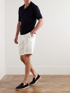 Loro Piana knows that hot summers on the Italian coast call for the right fabrics, so these Bermuda shorts are made from airy cotton-blend. They're cut for a straight-leg fit that works for smart and casual occasions. Men’s Outfit With Loafer, Men’s Beach Attire, Italy Trip Outfits Men, Shorts For Men Outfits, Mens Clothing Photography, Boys Summer Wedding Outfit, Loro Piana Summer Walk Men, Mens Shorts Outfits Casual, Men Shorts Outfit Summer Mens Fashion