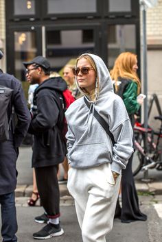 Oslo Fashion, New Fashion Clothes, Norwegian Style, Mode Editorials, Fancy Dress Outfits, Quoi Porter, Style Sportif, Looks Street Style, Fashion Week Street Style