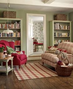 Red Living, Cottage Living Rooms, Colourful Living Room, Deco Retro, Living Room Green, Cottage Living, A Living Room