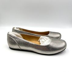 Softwalk Women's Sonoma Platinum Silver Leather Ballet Flats. Women's Size 9 Regular / Medium Width. Condition: New In Box; Box Has Wear. New To Poshmark? Sign Up Using Invite Code: Tentoday For $10 Off Your Purchase! Casual Career Professional Work Everyday Classic Office Comfort Date Night Out Modern Summer Winter Fall Spring Blogger Casual Minimalist Trends Trendy Favorite Fashion Comfortable Every Day Wardrobe Staple 90s 90's Y2k Ballet Flats Slip On Loafers Pointed Pointy Point Toe Quality Synthetic Medium Width Flats With Round Toe, Medium Width Synthetic Flats With Round Toe, Silver Leather Ballet Flats For Spring, Synthetic Ballet Flats With Cushioned Footbed And Round Toe, Synthetic Ballet Flats With Cushioned Footbed, Closed Toe Cushioned Faux Leather Flats, Cushioned Closed Toe Faux Leather Flats, Slip-on Flats With Textured Footbed And Round Toe, Silver Leather Slip-on Ballet Flats