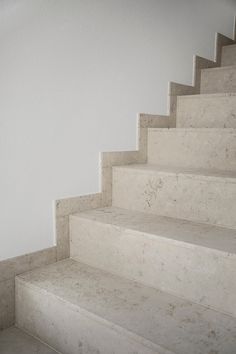 a cat is sitting on the top of some stairs