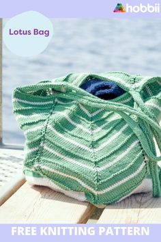 a bag sitting on top of a wooden table next to the ocean with text overlay that reads, free knitting pattern lotus bag