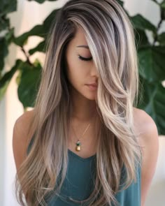 Dirty Blonde with Highlights and Shadow Roots Hair Colors For 2023, Hair Colors Trending, The Right Hairstyles, Creamy Blonde, Fall Hair Trends, Autumn 2022, Hair Color And Cut