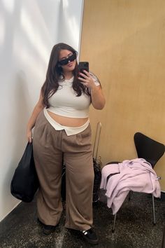 Fits Plus Size, Minimal Style Outfits, Mid Size Outfits, Curvy Casual Outfits, Aesthetic Poses, Midsize Outfits, Plus Size Outfit, Fashion Corner, Big Girl Fashion