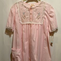 Nwts Deadstock Vintage Barbizon Pale Pink Robe With Embroidered Bodice Inset::Sz M ::Lace Trim Button Front::44.% Poly 33% Nylon 24% Cotton::(Pp 23” L42” ) Measurements Are Approximatefabulous Condition..Never Worn Fitted Sleepwear For Summer, Spring Fitted Sleepwear, Fitted Spring Sleepwear For Bedtime, Fitted Sleepwear For Bedtime In Spring, Summer Tops For Home Wear, Feminine Fitted Bedtime Tops, Fitted Cotton Sleepwear With Lace Trim, Fitted Spring Sleepwear For Home, Fitted Sleepwear For Spring Sleepover