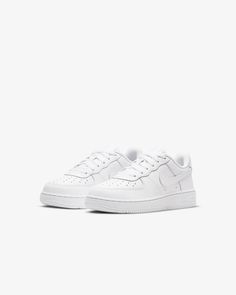 Style No. DH2925-111 Color: White/White/White This is what legends are made of. The Nike Force 1 LE brings back the ’82 hardwood icon into an everyday style in all-white or all-black. Let the durability, cushioning and feel introduce little feet to a classic. Nike Force 1 LE Little Kids' Shoes. King Shoes, Nike Force 1, 95 Nike, Nike Force, Everyday Shoes, Nike Kids, Nike Store, Air Jordan 1 Retro, Jordan 1 Retro High