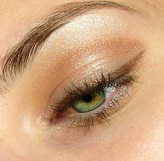 Eyeliner Cat, Eye Makeup Natural, Halloween Makeup Look, Gold Eyeliner, Eyeliner Tips, Green Eyeliner, Eyeliner Color, Natural Eyeliner, Smokey Eyeliner