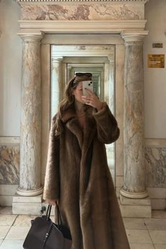 woman wearing a long brown faux fur coat and taking a selfie in the mirror Trending Now, What To Wear, Faux Fur, How To Wear, Fashion Tips, Fashion Trends