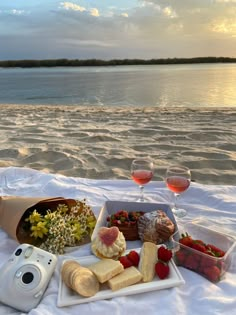 Sunset Beach picnic aesthetic cheese strawberries flowers film cake pastries ig vibes Beach Picnic Foods, Romantic Beach Picnic, Picnic Date Food, Dream Dates, Picnic Aesthetic, Picnic Inspiration, Date Recipes, Cute Date Ideas, Picnic Birthday