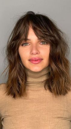 Texture Mid Length Hair, Med Length Hair With Bangs Medium Layered, Mid Length Fringe Haircut, Fringe Layered Hairstyles, Medium Fringe Haircut Shoulder Length, Mid Length With Fringe Hair Styles, Round Face Lob With Bangs, Choppy Mid Length Hair With Fringe, Wavy Bob Long Bangs