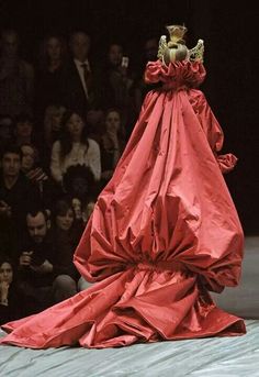 Alexander McQueen Lizzie Hearts, Padmé Amidala, Lee Alexander Mcqueen, Mcqueen Fashion, Mc Queen, Dracula, Costume Design, Wearable Art, Runway Fashion