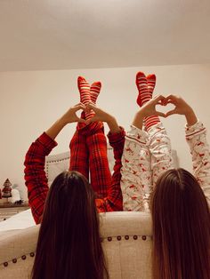 Christmas Matching Pajamas Sisters, Christmas Pajamas Aesthetic Matching, Christmas Pictures Friends Photo Ideas, Christmas Pictures To Recreate, Christmas Photo Friends, Matching Pajamas Best Friends, Best Friend Matching Christmas Pjs