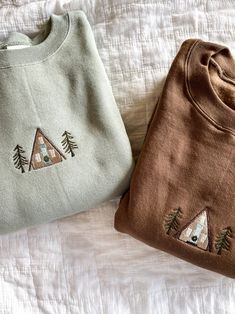 Cute Sweater Designs, Green Aesthetic Clothes, Embroidery Camping, Camping Sweater, Cozy Clothing, Cosy Sweater, Cozy Accessories, Embroidery Sweater, A Frame Cabin