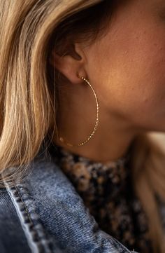 Accentuate your style with our creole hoop earrings, meticulously crafted from high-quality stainless steel with a radiant golden finish. Parisian Women, Glamorous Dresses, Valentine's Day Outfit, Chic Casual, Women's Jewelry And Accessories, Women's Jewelry, Jewelry Inspiration, Love Story, Outfit Of The Day