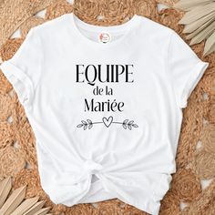 T shirt personnalisé pour l enterrement de vie jeune fille.  T shirt équipe de la Marié très original. Ce t shirt est un must have pour les fêtes de mariage. Team de la mariée dans les mêmes couleurs et personnalisé par votre propre texte gardant la police d'écriture et mis en forme de l'exemple.  Le prix peut varié en foction de nombres de t shirts. Veuillez me contacter à partir de 10 articles pour ajouster le prix.  100% coton. Hen Party, Bachelor Party, A Team, Cool T Shirts