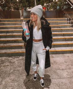 Vinter Mode Outfits, Cute Sweatpants Outfit, Sweatpants Outfits, Beanie Outfit, Cute Sweatpants, Look Adidas, Skandinavian Fashion, Sweatpants Outfit, Joggers Outfit