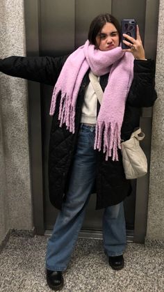 Purple Scarf Aesthetic, Hot Pink Scarf Outfit, Pink Scarf Aesthetic, Pink Scarf Outfit Aesthetic, Black Coat With Scarf, Bufandas Aesthetic, Purple Scarf Outfit, Muffler Outfit, Oversized Scarf Outfit