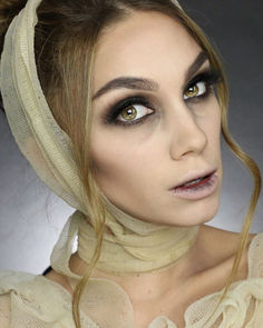 Frighteningly good looks by makeup artist Julia Dantas Mummy Costume Women, Mummy Halloween Makeup, Mermaid Costume Makeup, Diy Mummy Costume, Last Minute Halloween Makeup, Halloween Zombie Makeup, Mummy Makeup, Mummy Halloween Costume, Zombie Halloween Makeup